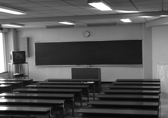 既存教室にAVシステムを納入しました。電子黒板を導入し、ホワイトボードも壁一面へ授業の幅が広がります。